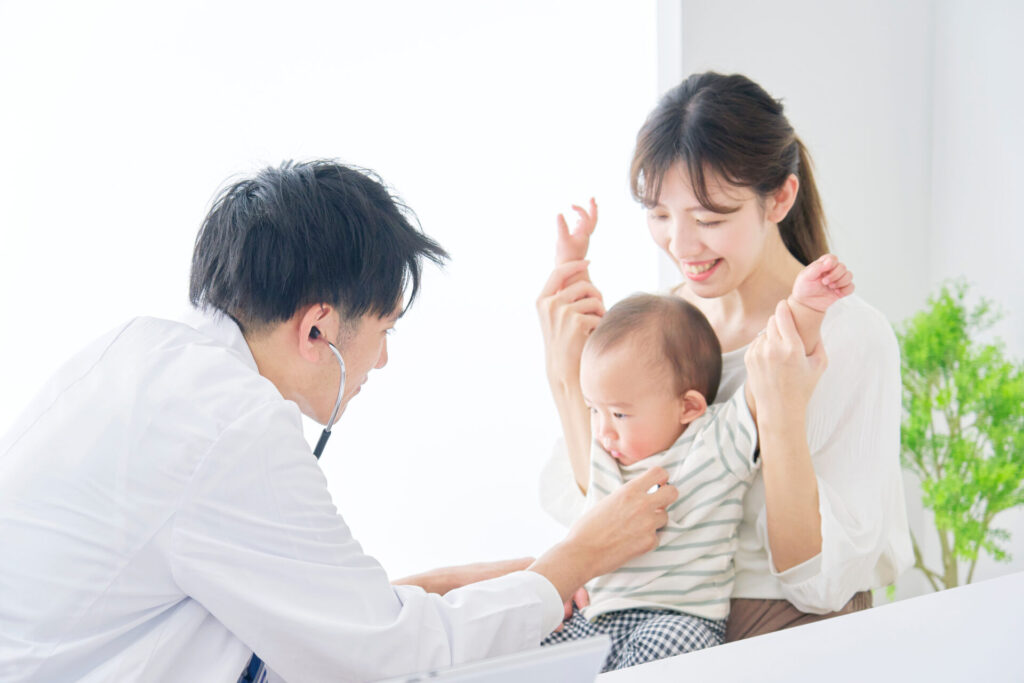 【画像】診察を受ける赤ちゃん